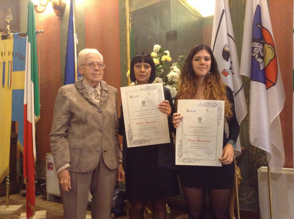La professoressa Angiolina Lanza con gli alunni vincitori del Premio Catullo