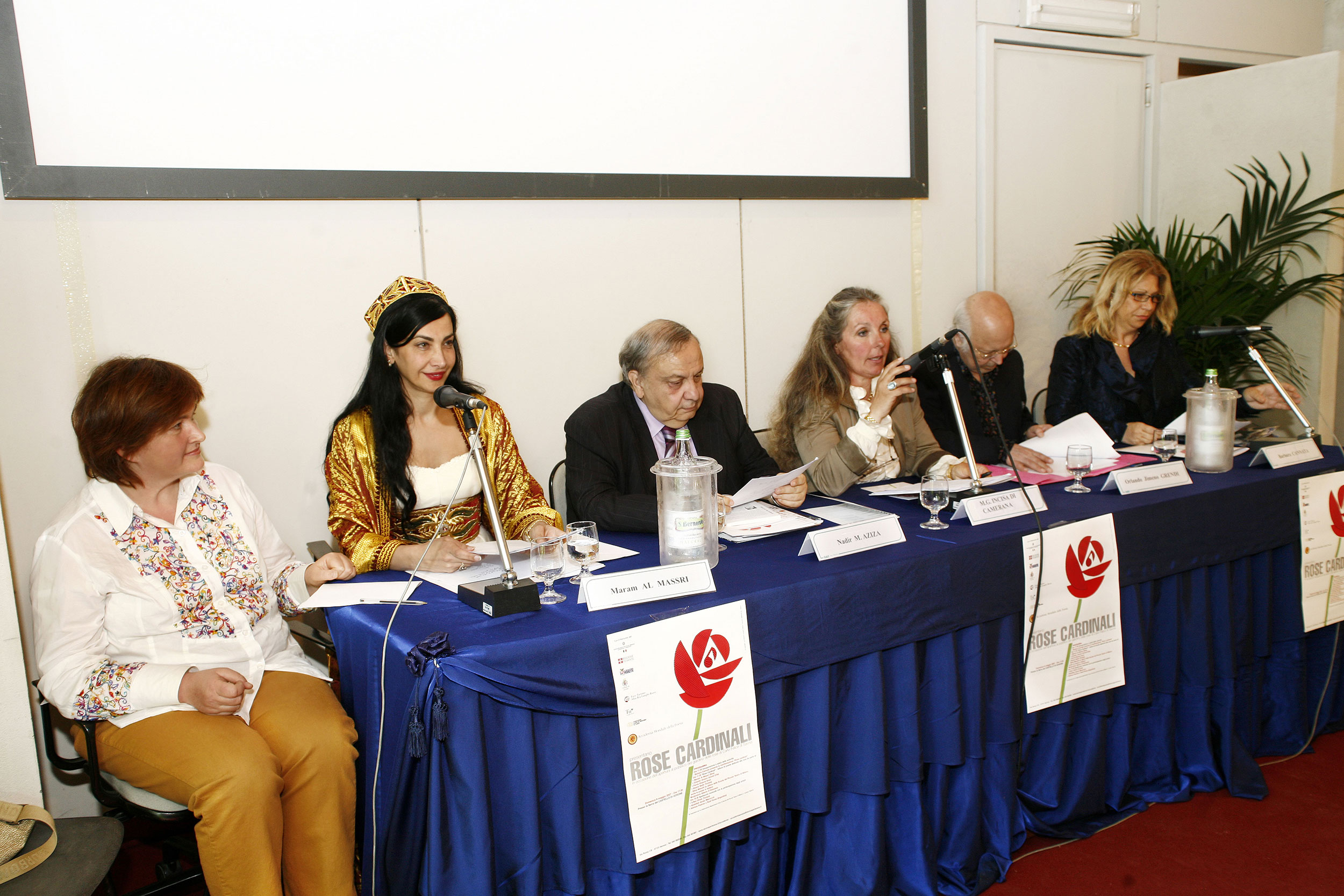 Partecipanti Rose Cardinali Al centro Nadir M. Aziza, a sinistra Maram Al Massri, a destra il poeta Orlando Jimeno Grendi (Cile)